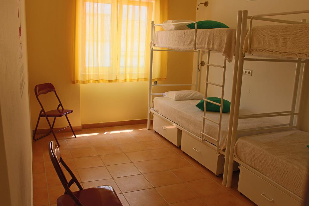 Racing Mackerel Hostel Lagos Ngoại thất bức ảnh