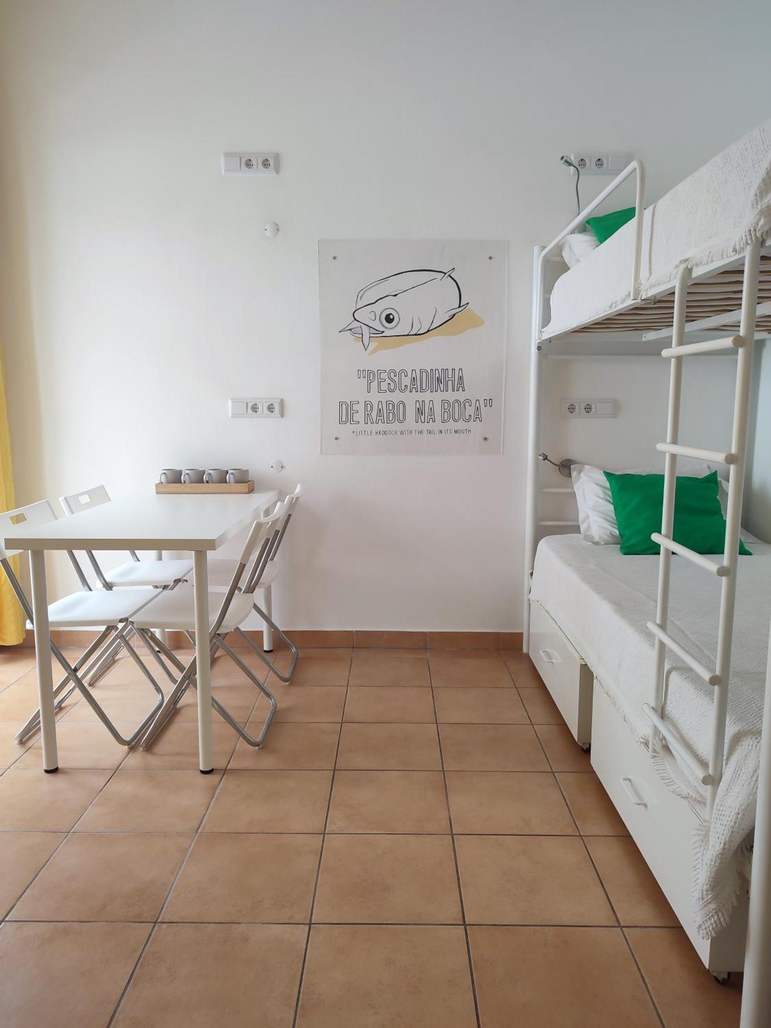 Racing Mackerel Hostel Lagos Ngoại thất bức ảnh