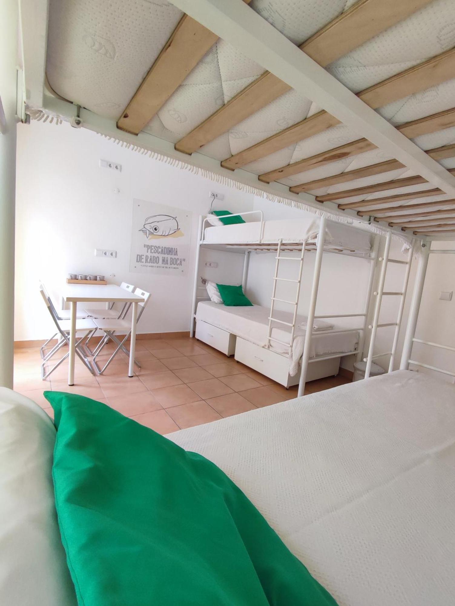 Racing Mackerel Hostel Lagos Ngoại thất bức ảnh