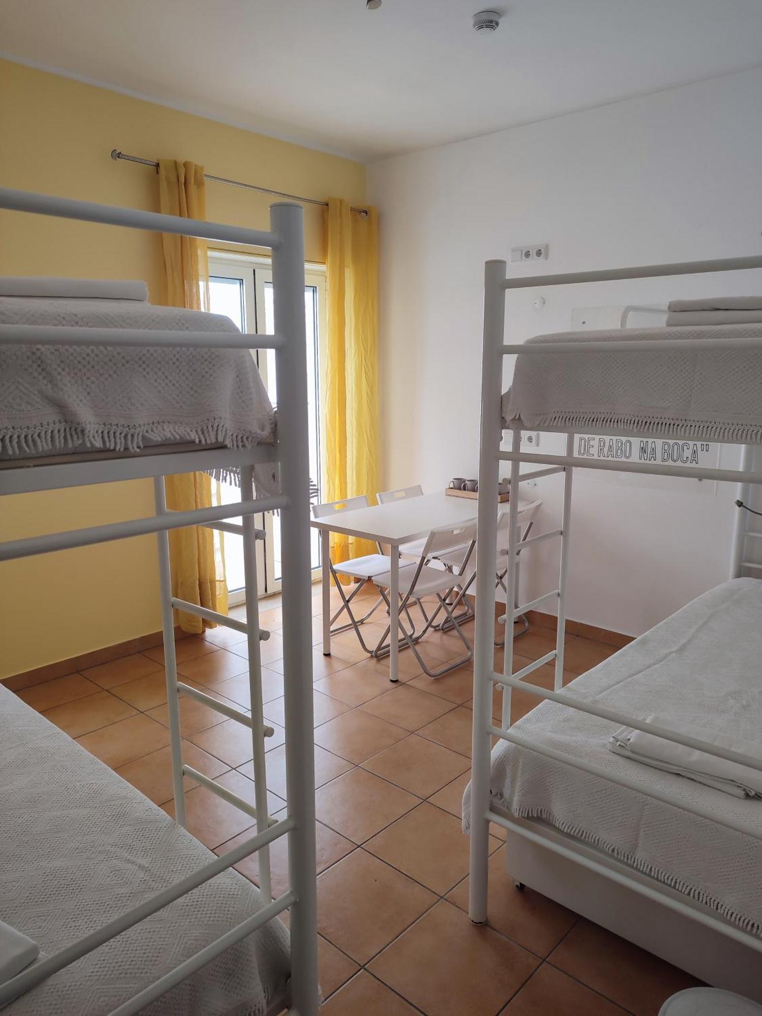 Racing Mackerel Hostel Lagos Ngoại thất bức ảnh